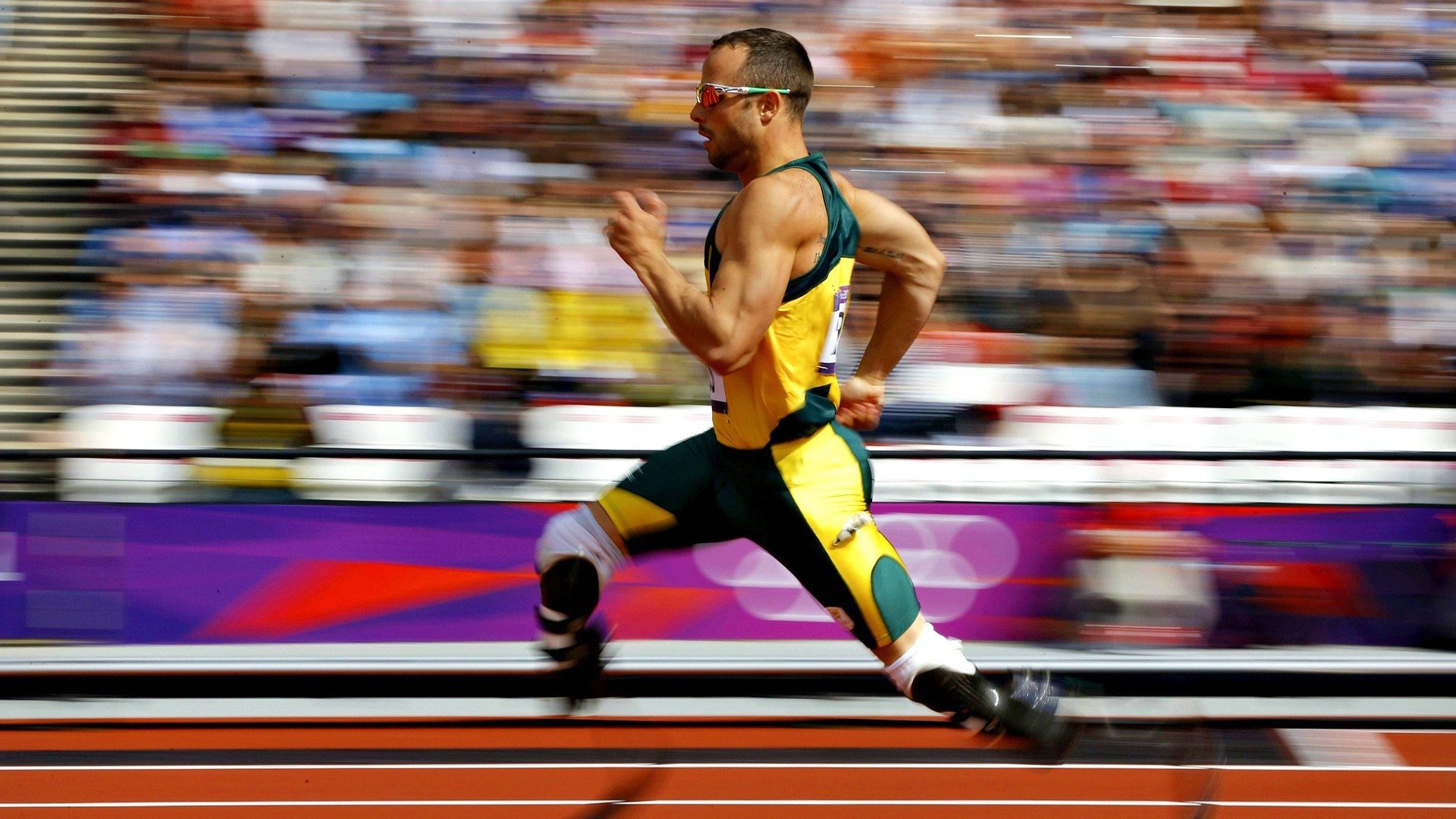 紧张比赛中球队实力对决，角逐激烈，比赛现场紧张